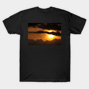 Dramatic sunset with dark clouds T-Shirt